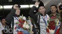 Pebulutangkis ganda putra Indonesia, Kevin Sanjaya/Marcus Gideon, mengangkat topi saat akan difoto. Pasangan ini menjadi satu-satu nya wakil Indonesia yang berhasil membawa pulang gelar All England tahun ini. (Bola.com/M Iqbal Ichsan)