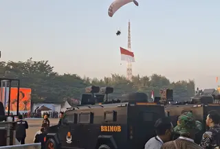 Paramotor Warnai Langit Cikeas Jelang Upacara HUT Bhayangkara (Rifqy Alief Abiyya/Liputan6.com)