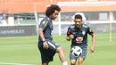 Bek Brasil, Marcelo, mengontrol bola saat latihan di Stadion Ernst Happel, Wina, Sabtu (9/6/2018). Latihan ini merupakan persiapan jelang laga ujicoba melawan Austria. (Bola.com/Reza Khomaini)