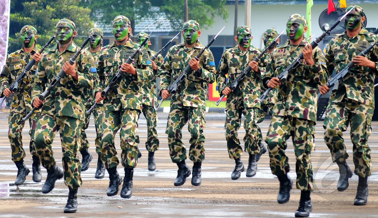 Prajurit Marinir TNI AL bersiap melakukan atraksi di Markas Marinir Cilandak, Jakarta Selatan, Kamis (2/4/2015). Antraksi tersebut untuk pemberian gelar Warga Kehormatan Marinir kepada KSAL Laksamana Ade Supandi. (Liputan6.com/Yoppy Renato)