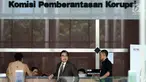 Pengacara Hotma Sitompul (tengah) usai menjalani pemeriksaan di Gedung KPK, Jakarta, Rabu (8/11). Hotma diperiksa terkait kasus dugaan korupsi KTP Elektronik. (Liputan6.com/Helmi Fithriansyah)
