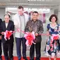 President and CEO Archipelago, John Flood dan jajaran manajeman Fave Hotel melakukan pemotongan pita Soft Opening Ceremony Favehotel Bandara Tangerang.