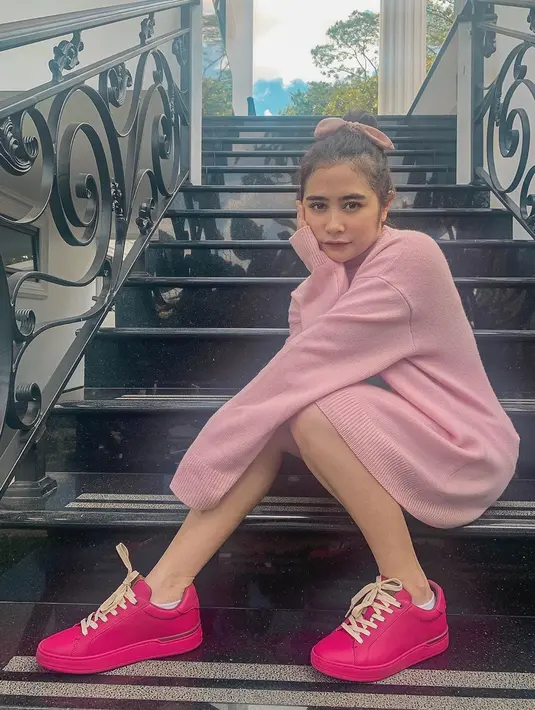 “Oke aku yang kayak i wanna be success full in this entertainment industry and make my on house that my dream seven years ago,” kata Prilly Latuconsina. (Instagram/prillylatuconsina96)