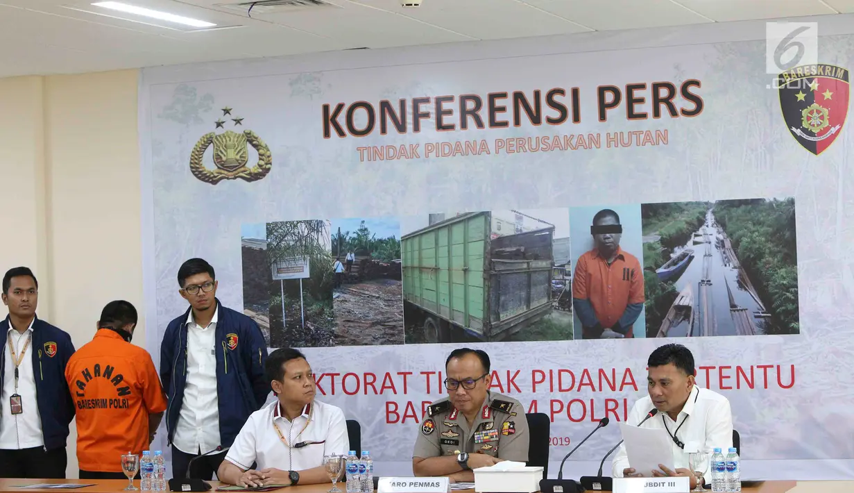 Kasubdit III Tipidter Kombes Pol Irsan (kanan) bersama Karopenmas Divisi Humas Polri Brigjen Pol Dedi Prasetyo (tengah) memberikan keterangan saat rilis kasus tindak pidana illegal loging di Bareskrim Polri, Jakarta, Selasa (6/8/2019). (Liputan6.com/Immanuel Antonius)