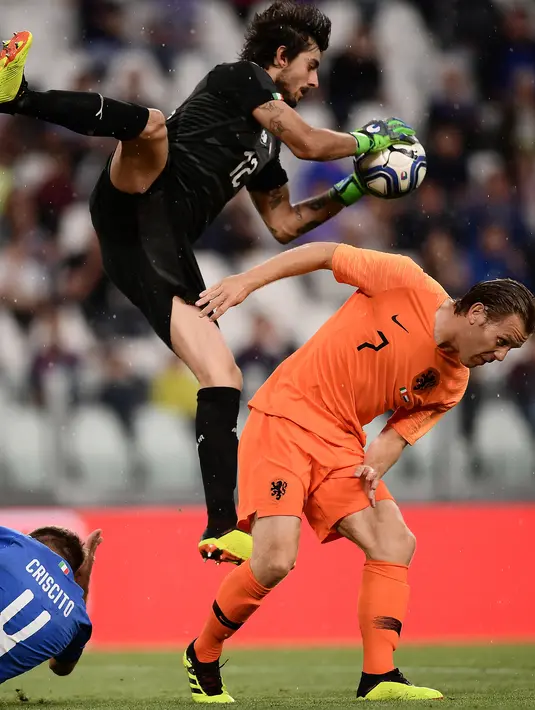 Kiper Italia, Mattia Perin menangkap bola saat melawan Belanda dalam pertandingan persahabatan di Stadion Allianz di Turin, Italia (4/6). Mattia Perin menjaga gawang timnas Italia menggantikan Buffon yang telah pensiun. (AFP Photo/Marco Bertorello)