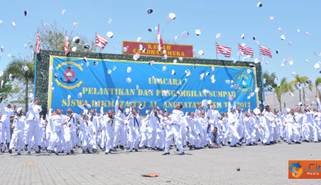 Citizen6, Sidoarjo: Dalam kesempatan tersebut diadakan atraksi dan demontrasi ketangkasan yang dipertontonkan para siswa didepan hadirin. Ketangkasan tersebut seperti, bongkar pasang senjata dengan dan tanpa tutup mata. (Pengirim: Penkobangdikal)