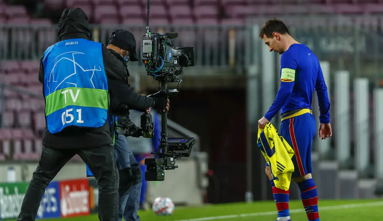 Striker Barcelona, Lionel Messi, tertunduk lesu usai ditaklukkan Juventus pada laga Liga Champions di Stadion Camp Nou, Rabu (9/12/2020). Aksi La Pulga tersebut karena merasa frusatsi gagal membobol gawang Buffon. (AP/Joan Monfort)