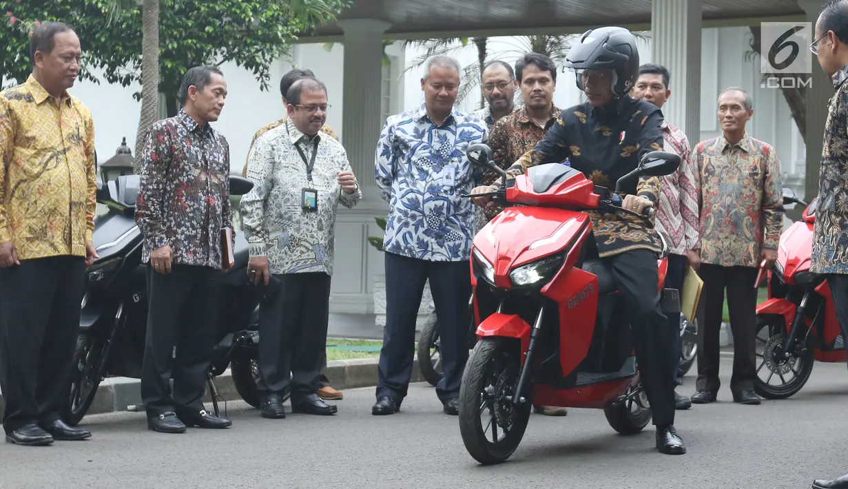 Presiden Joko Widodo (Jokowi) menjajal sepeda motor listrik Gesits di Istana Merdeka, Jakarta, Rabu (7/11). Motor listrik ini merupakan hasil kerja sama Garansindo dengan Institut Teknologi Sepuluh Nopember (ITS). (Liputan6.com/Angga Yuniar)
