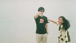 Irzan Faiq juga mengunggah potret kebersamaannya dengan Shenina Cinnamon di pantai. Rupanya, Irzan tengah liburan bareng dengan Angga dan Shenina. Dalam caption, ia menuliskan pesan penuh haru bahagia: "Pulau yang sama, jalur yang berbeda 2020-2025 A&S." (Liputan6.com/IG/@irzannfaiq)