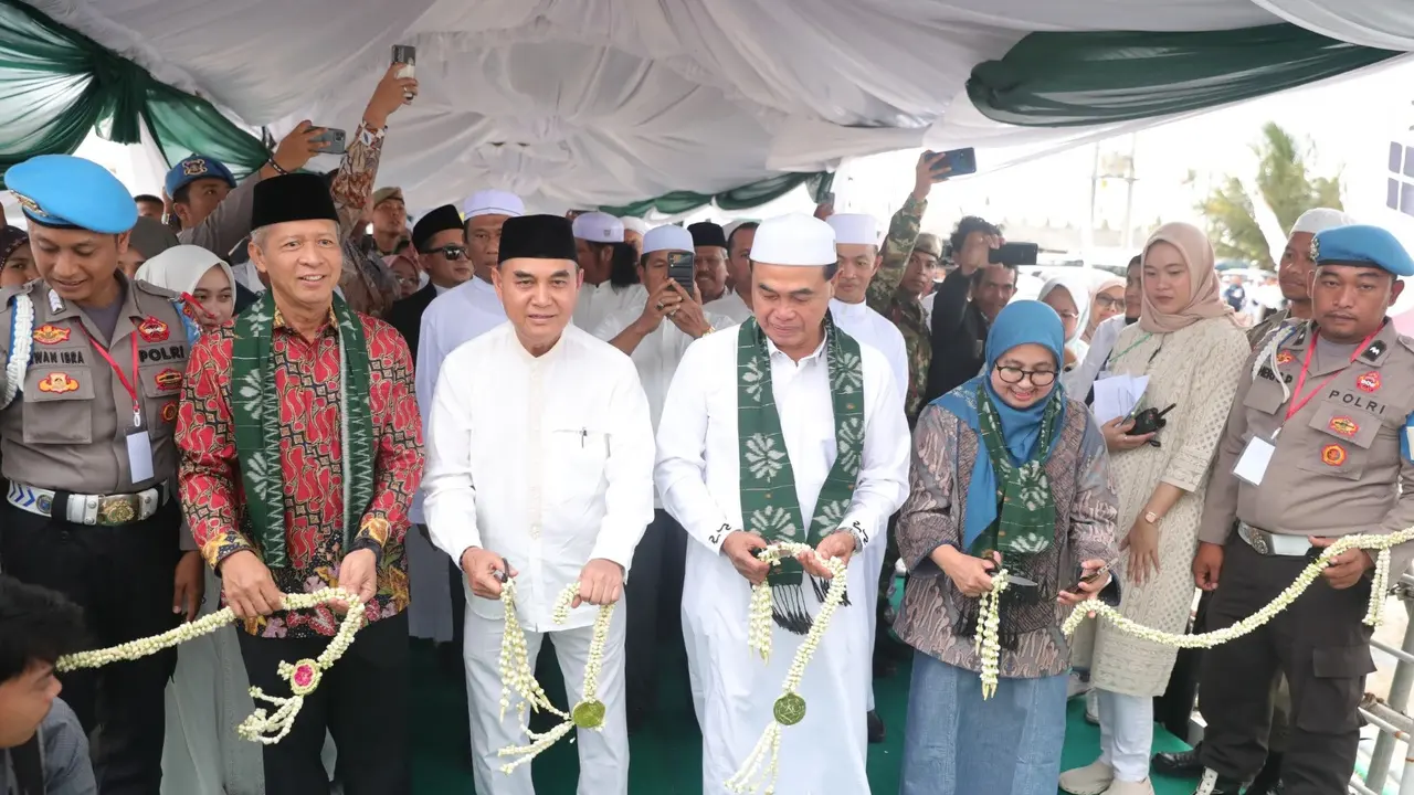 Bupati Tanah Bumbu, HM Zairullah Azhar bersama COO PT Borneo Indobara (BIB), Raden Utoro, meresmikan Masjid Apung Ziyadatul Abrar yang berada di Pantai Siring Pantai Pagatan Kabupaten Tanah Bumbu, Minggu (26/11/2023). (Dok Sinarmas)