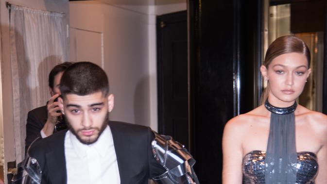 Memasuki lokasi LFW, Gigi dan Zayn berjalan berpegangan tangan. Menyaksikan penampilan Bella Hadid, Gigi terlihat duduk di barisan terdepan bersama kekasihnya, Zayn Malik dan tidak melepaskan genggaman tangannya. (AFP/Bintang.com)