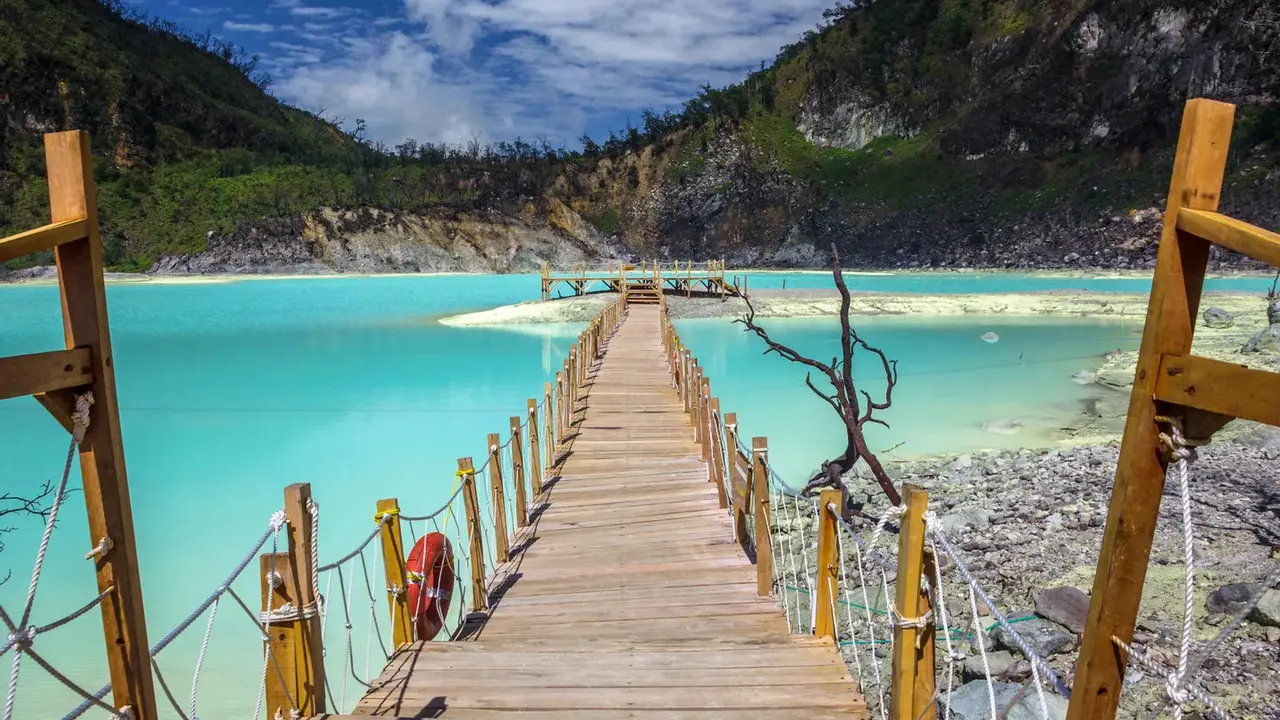 Potret Kawah Putih (Sumber: Tiket.com)