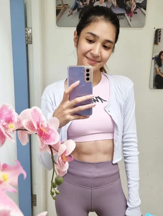 Pemilik nama lengkap Maudy Mikha Maria Tambayong dikenal sebagai aktris yang menyukai olahraga. Pola hidup sehat dengan olahraga membuat Mikha tampak fresh di setiap penampilannya. Olahraga juga membuat perut Mikha berotot dan itu membuatnya semakin percaya diri. (Liputan6.com/IG/@miktambayong)