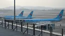 Diketahui, Kamis 13 November 2025, menjadi hari ujian masuk perguruan tinggi tahunan yang dikenal secara lokal sebagai Suneung. Tampak dalam foto, beberapa pesawat terparkir di Bandara Gimpo, Seoul pada Kamis 13 November 2025. (Jung Yeon-je/AFP)