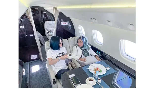 6 Gaya Syahrini Saat Naik Jet Pribadi, Tetap Cetar Memukau