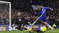 Striker Chelsea, Diego Costa, mencoba membobol gawang Everton pada laga Premier League di Stamford Bridge Stadium, Inggris, Sabtu (11/2016). Chelsea menang 5-0 atas Everton. (AFP/Ben Stansall)