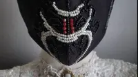 Masker couture rancangan desainer Pheren Soepadhi. (dok. Instagram @pherencouture/https://www.instagram.com/p/CARAAuZgOh4/Dinny Mutiah)