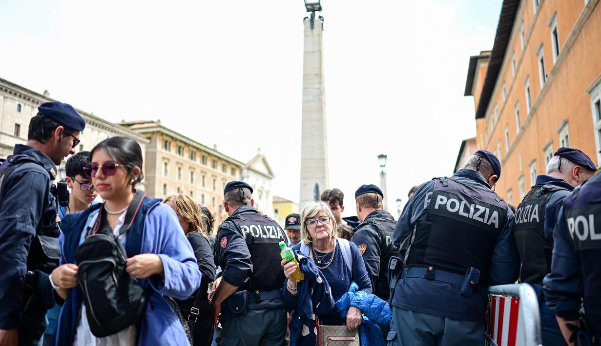 Pejabat di Vatikan mengatakan pada 24 April 2025, lebih kurang 50.000 orang telah memberikan penghormatan terakhir kepada Paus Fransiskus. (Piero CRUCIATTI/AFP)