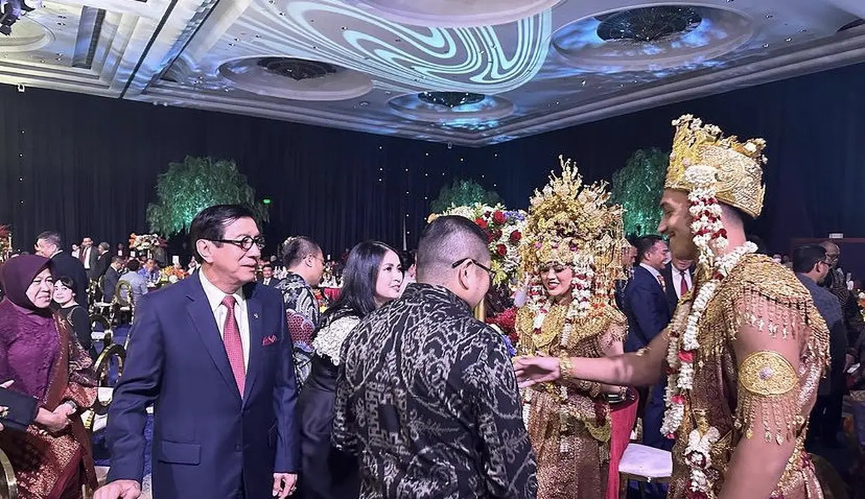 Pakaian adat tersebut didominasi warna keemasan, lengkap dengan aksesori serta bunga melanti ronce nya. Diketahui, sang mempelai pria merupakan Warga Negara Aljazair. @yosanna.laoly