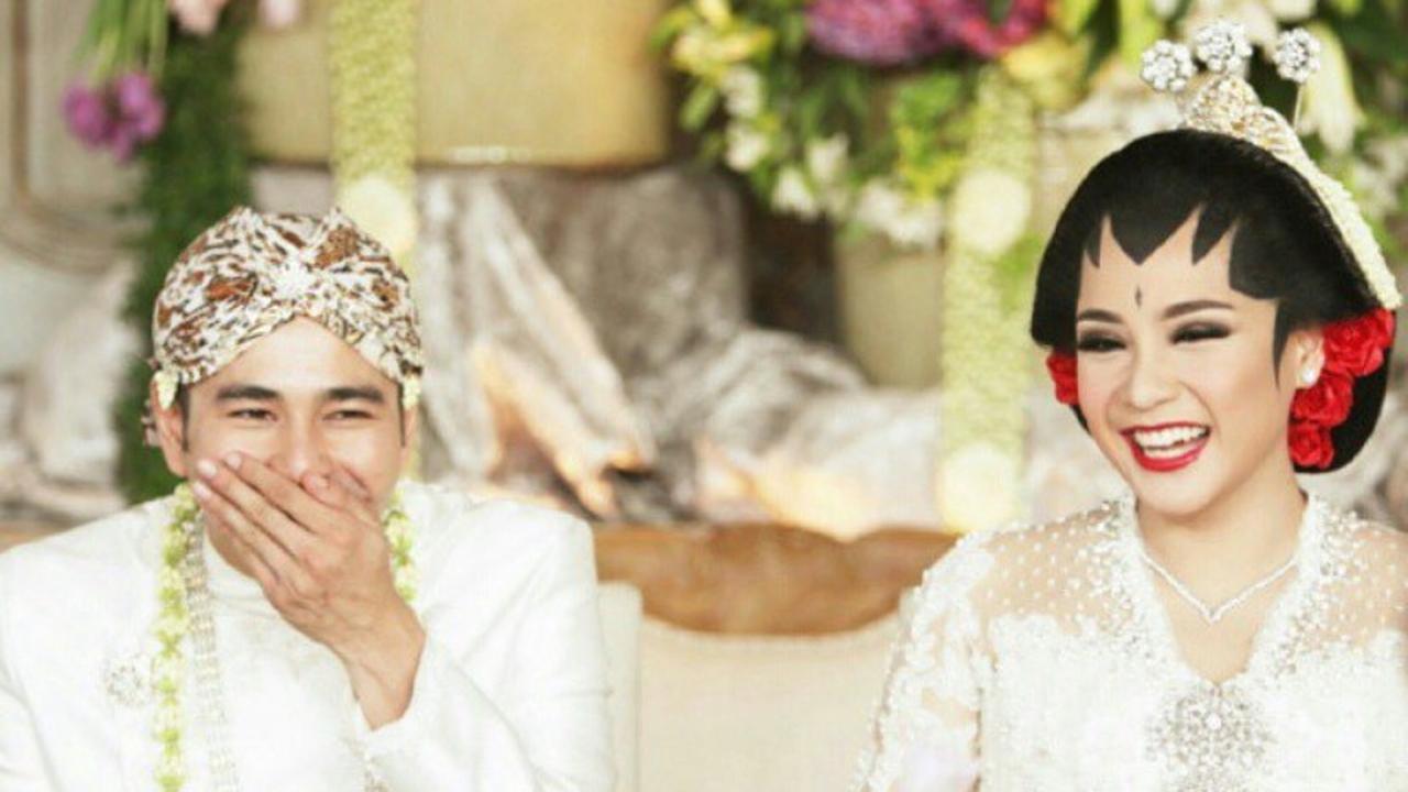 Nagita Slavina serta Raffi Ahmad Kenakan Baju Pengantin Jawa