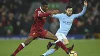 Gelandang Liverpool, Georginio Wijnaldum, berusaha melewati gelandang Manchester City, Bernardo Silva, pada laga Premier League di Stadion Anfield, Liverpool, Minggu (14/1/2018). Liverpool menang 4-3 atas City. (AFP/Oli Scarff)