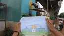 Siswa SMK N 46 Jakarta menunjukkan gambar Monas sebelum membuat mural di bawah kolong jalan layang non tol Kasablangka, Jakarta, Jumat (1/12). Mural tersebut di lakukan untuk mempercantik kawasan tersebut. (Liputan6.com/Angga Yuniar)