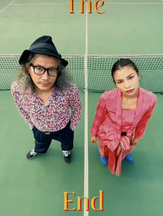 Tampilan kebaya lainnya adalah kutubaru warna pink dengan kain warna senada. [Foto: @shareefadaanish]