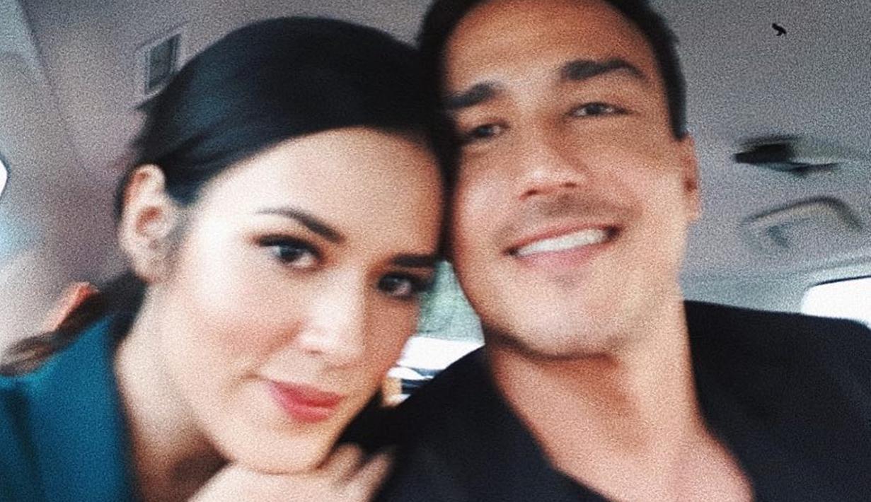 Momen kebersamaan Raisa dan Hamish Daud selalu berhasil bikin baper. Pasangan yang hampir tidak pernah diterpa isu tak sedap ini selalu unggah momen-momen kebersamaan mereka yang harmonis. Seperti foto selfie bareng ketika keduanya berada di mobil. (Liputan6.com/IG/@raisa6690)
