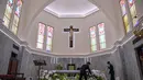 Untuk diketahui, Keuskupan Surabaya telah merilis jadwal Misa Malam Natal dan Misa Hari Natal pada 24-25 Desember 2025. Tampak dalam foto, personel dari unit Gegana dan Jihandak Brimob Polda Jawa Timur melakukan pemeriksaan di dalam area Gereja Katedral Hati Kudus Yesus, atau yang dikenal secara lokal sebagai gereja "Hati Kudus Yesus", Surabaya, pada Rabu 24 Desember 2025. (JUNI KRISWANTO/AFP)