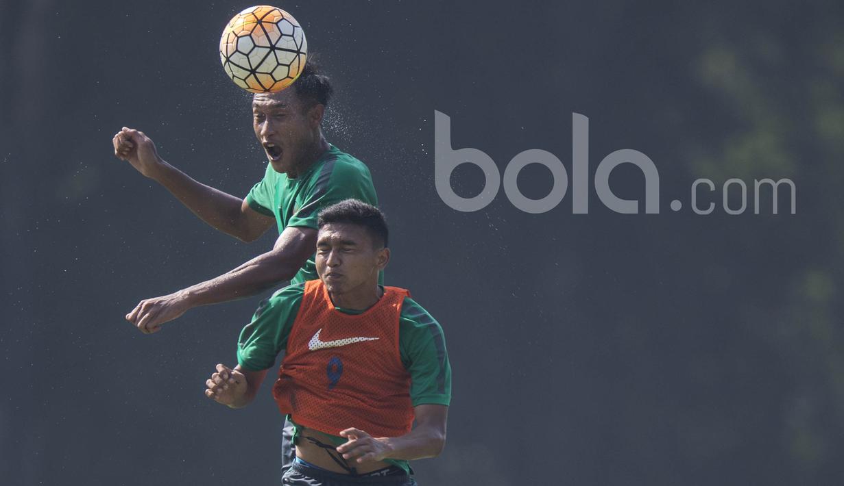 Bek Barito Putera, Hansamu Yama, duel udara dengan striker Bhayangkara FC, Dendy Sulistyawan, saat mengikuti seleksi Timnas Indonesia U-22 di Lapangan SPH Karawaci, Banten, Kamis (9/3/2017). (Bola.com/Vitalis Yogi Trisna)