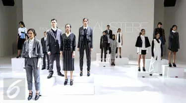 Sejumlah model mengenakan pakaian rancangan desainer senior Tri Handoko saat tampil di  IPMI Trend Show 2017, Jakarta, (11/11). Bertajuk Rectitude, Tri Handoko memamerkan 16 koleksi Spring Summer 2017. (Liputan6.com/Faizal Fanani)