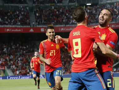 Para pemain Spanyol merayakan gol yang dicetak oleh Saul Niguez ke gawang Kroasia pada laga UEFA Nations League di Stadion Manuel Martinez Valero, Selasa (11/9/2018). Spanyol menang 6-0 atas Kroasia. (AP/Alberto Saiz)