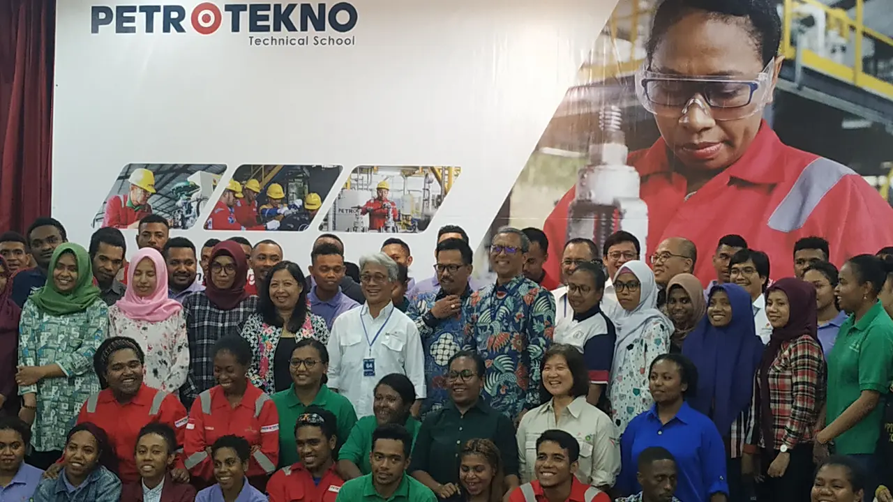BP membuat program vokasi berupa fasilitas pendidikan Petrotekno dengan peserta didik putra putri daerah di Sekitar Blok Migas Tangguh.