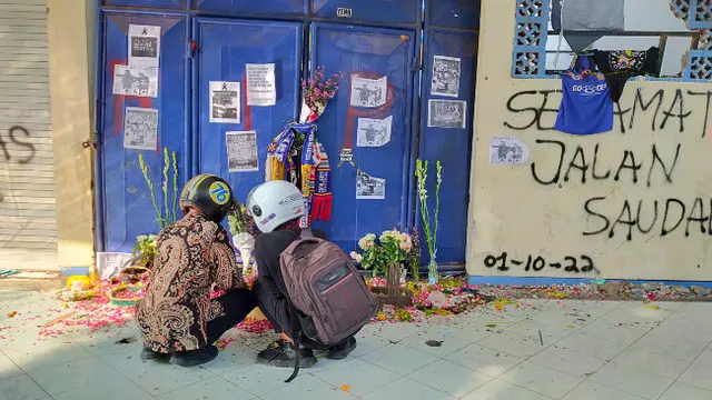 Bunga dan Doa Terus Mengalir di Stadion Kanjuruhan Malang