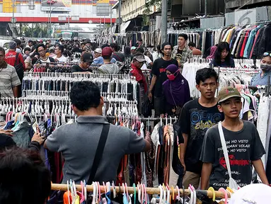 Sejumlah calon pembeli memilih pakaian bekas di kawasan Pasar Senen, Jakarta, Sabtu (24/6). Menjelang lebaran ribuan pakaian bekas membanjiri di kawasan pasar Senen, harga baju yang dijual bervariasi mulai Rp 35000- RP 5000. (Liputan6.com/Angga Yuniar)