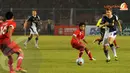 Kapten Liverpool Steven Gerrard mencoba melewati hadangan bek tim Indonesia XI, M. Robi (Liputan6.com/Helmi Fithriansyah)