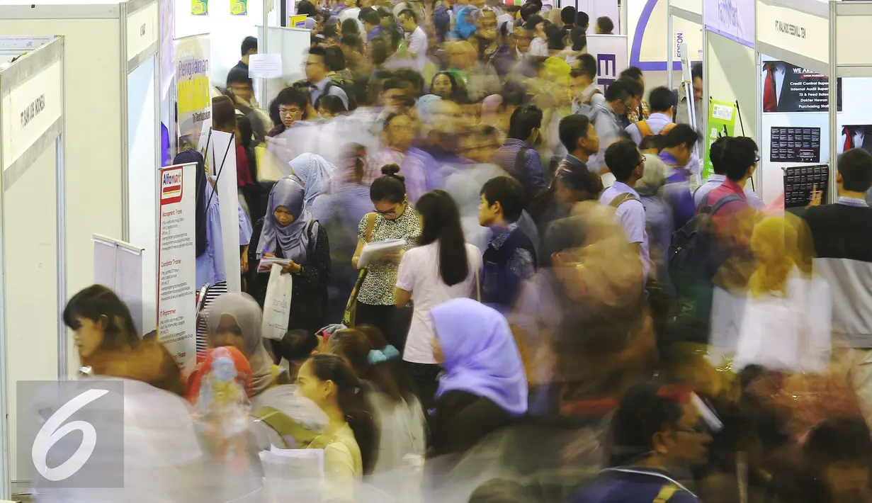 Ratusan pencari kerja memadati bursa kerja di Indonesia Career Expo 2016 di Balai Kartini, Jakarta, Sabtu (15/10). Pemerintah patut mewaspadai konsekuensi buruk dalam pasar kerja berupa tingkat pengangguran dan kualitas kerja. (Liputan6.com/Angga Yuniar)