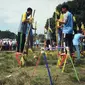 Sepak bola egrang selalu diadakan dalam masa pengenalan lingkungan sekolah di SMAN 4 Tegal. (Liputan6.com/Fajar Eko Nugroho)