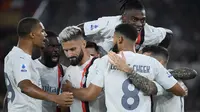 Pemain AC Milan merayakan gol yang dicetak Olivier Giroud dalam laga giornata ketiga Serie A Liga Italia 2023/2024 di Stadion Olimpico, Roma,&nbsp;Sabtu (2/9/2023) dini hari WIB. AC Milan berhasil membawa pulang tiga poin berkat kemenangan 2-1 atas AS Roma. (Filippo MONTEFORTE / AFP)