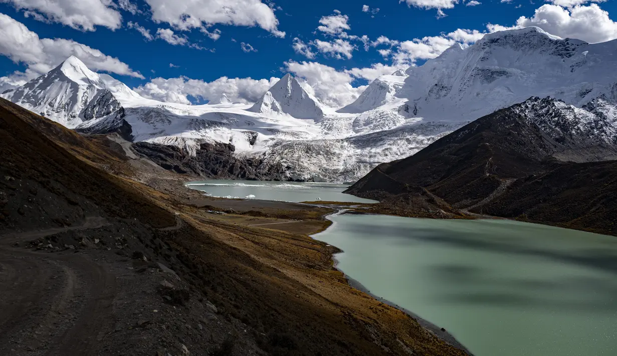 Pemandangan Gunung Sapukonglagabo di Wilayah Biru di Nagqu, Daerah Otonom Tibet, China barat daya (11/10/2020). Dengan membaiknya kondisi transportasi, semakin banyak wisatawan yang dapat mengakses Gunung Sapukonglagabo untuk menikmati pemandangan. (Xinhua/Purbu Zhaxi)
