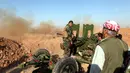 Pasukan Peshmerga Kurdi menembakkan senjata ke arah kelompok militan ISIS di timur desa Mosul , Irak , 29 Mei 2016. Kelompok koalisi ikut menembaki ISIS yang selama ini telah membuat kekecauan di wilayah timur tengah. (REUTERS / Azad Lashkari)