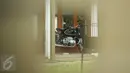 Sebuah motor Harley-Davidson terlihat di rumah Sekjen Mahkamah Agung (MA) Nurhadi di Jalan Hang Lekir V, Jakarta, usai digeledah oleh KPK, Kamis (21/4). Penggeledahan terkait OTT KPK terhadap panitera PN Jakpus, Edy Nasution. (Liputan6.com/Gempur M Surya)