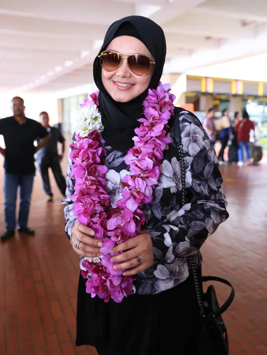 Bagi Siti Nurhaliza, ulang tahun Indosiar ini begitu spesial. Lantaran ulang tahunnya berbarengan dengan hari ulang tahunnya. Itu yang menambahnya, untuk tampil lebih lebih spesial dan berkesan. (Adrian Putra/Bintang.com)