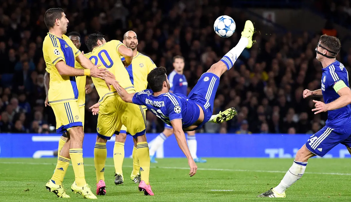 Aksi salto Diego Costa saat melawan Maccabi Tel-Aviv pada laga grup Liga Champions, di Stamford Bridge, London, Kamis (17/9/2015) dini hari WIB. (EPA/Facundo Arrizabalaga)