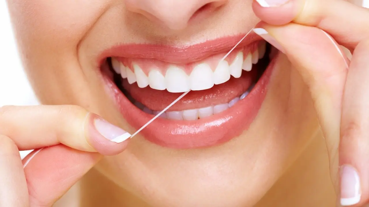  3 Alasan Kenapa Kamu Harus Lakukan Floss Tiap Hari