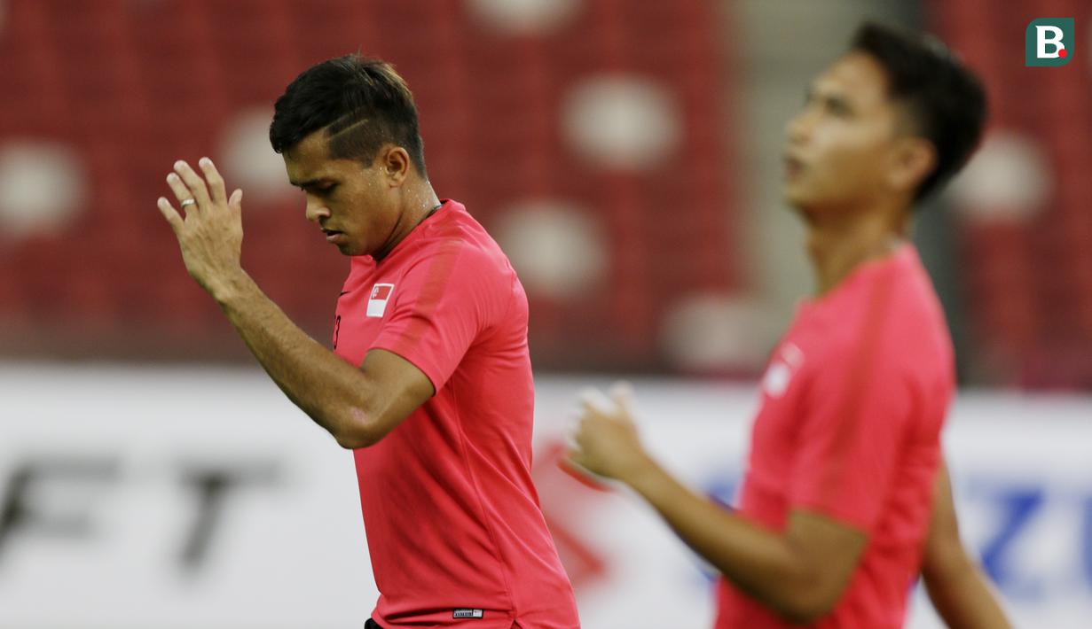 Pemain Singapura, Zulfahmi Arifin, saat latihan jelang laga Piala AFF 2018 di Stadion Nasional, Singapura, Kamis (8/11). Singapura akan melawan Timnas Indonesia. (Bola.com/M. Iqbal Ichsan)