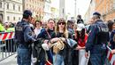 Ribuan orang rela antre berjam-jam di bawah terik matahari musim semi di Lapangan Santo Petrus, Vatikan, demi memberikan penghormatan terakhir kepada Paus Fransiskus. (Piero CRUCIATTI/AFP)