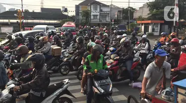 Kendaraan melintasi jalur putar balik yang juga merupakan perlintasan sebidang di kawasan Tanjung Barat, Jakarta, Kamis (19/12/2019). Mulai Sabtu (21/12) mendatang, jalur putar balik itu akan ditutup, terkait proyek pembangunan flyover di kawasan tersebut. (Liputan6.com/Immanuel Antonius)