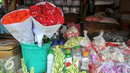 Aneka jenis kembang dan keperluan ziarah lainnya dijajakan di sekitar TPU Karet Bivak, Jakarta, Minggu (29/5/2016). Menjelang Ramadan, warga berbondong-bondong menziarahi makam keluarganya. (Liputan6.com/Yoppy Renato)