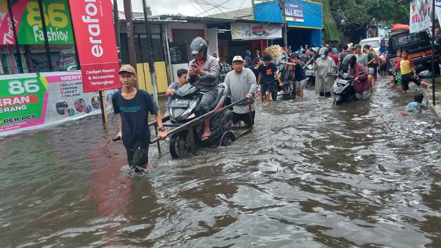 Banjir di Tangerang akibat intensitas hujan yang tinggi (Pramita Tristiawati)